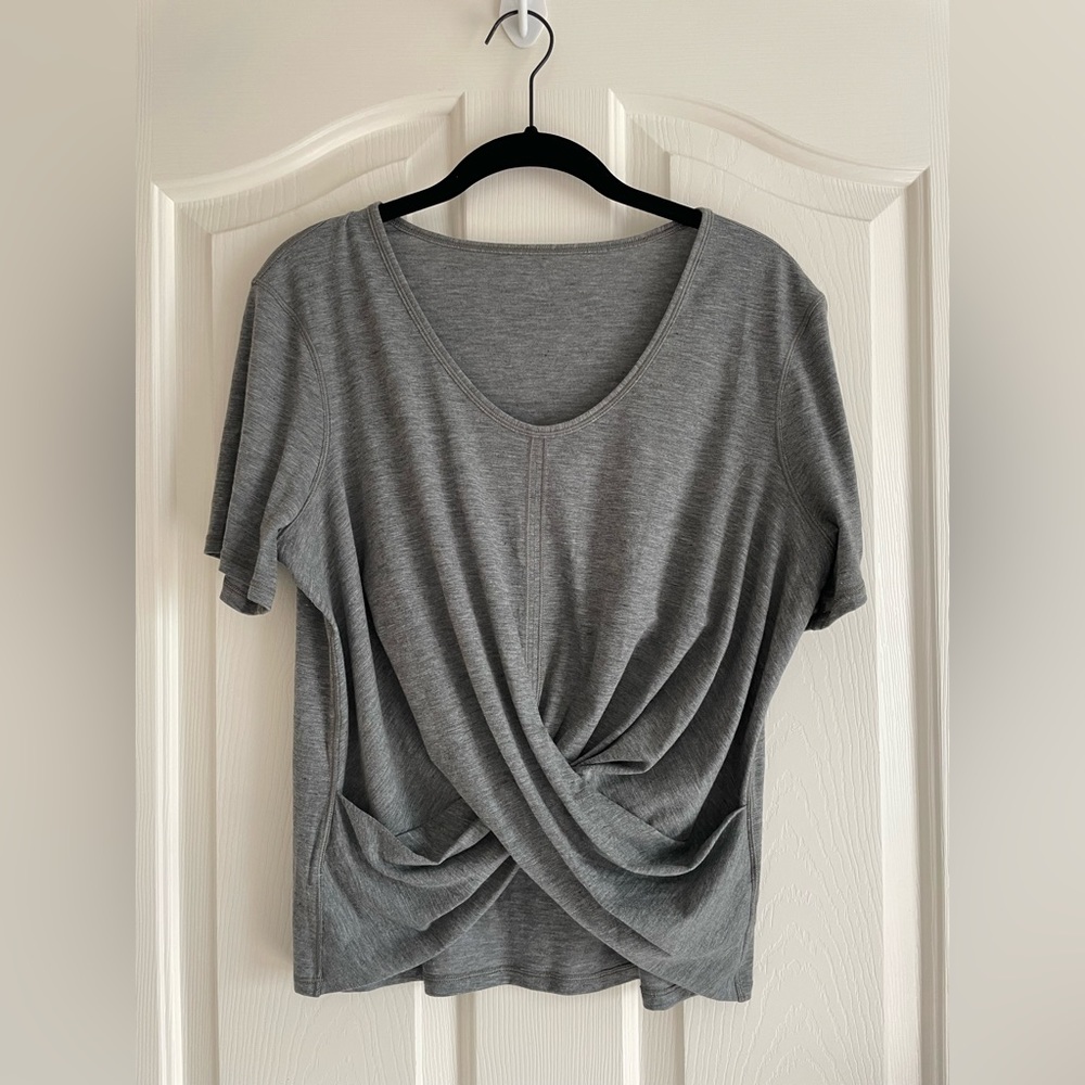 Grey/green lululemon top